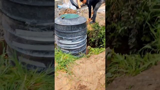 Установка кессона для скважины из наборных песчано-пластиковых колец с гидроизоляцией