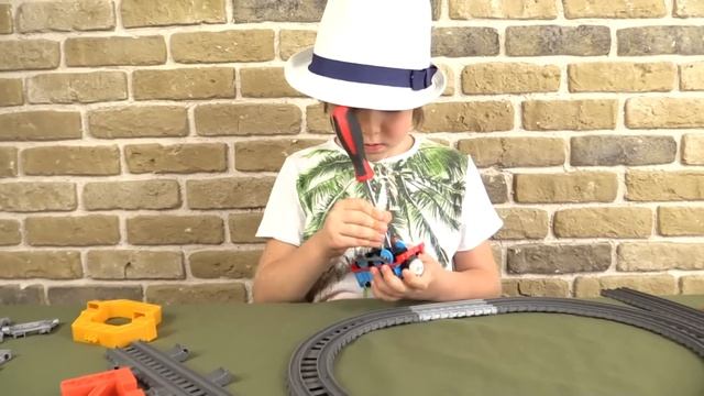 Паровоз Томас встречает друга. Строим железную дорогу для детей.