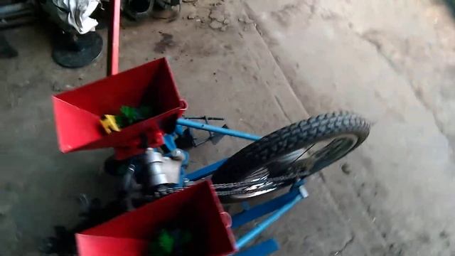 Самодельная сеялка для посева кукурузы.
