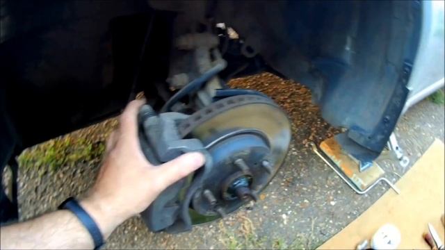 Тойота Королла Е150. Замена передних колодок, смазка направляющих + бонус.