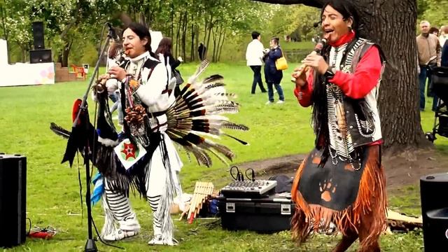 Душа разрывается от этой песни индейцев. Индейцы на фестивале тюльпанов.