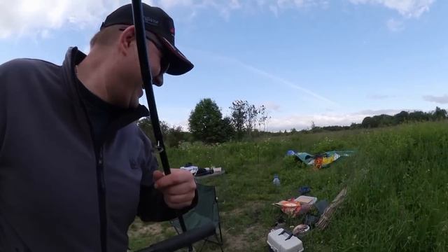 Бюджетный флэт фидер .Как дёшево ловит карпа на платнике. Не успеваем подсекать.