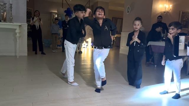 Dünya Trendinde Rekord qıran Balaca Reqqaslar Toyda Vefalim reqsi ?