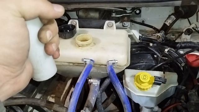 УАЗ Патриот выкидывает антифриз из под пробки бачка.