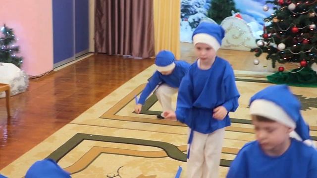Прикольный костюмированный новогодний танец | Новогодний утренник в детском саду [Студия Отражение]