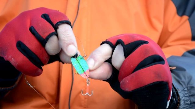 Ловля щуки зимой  вертикальным блеснением на блесну "Ульянка"