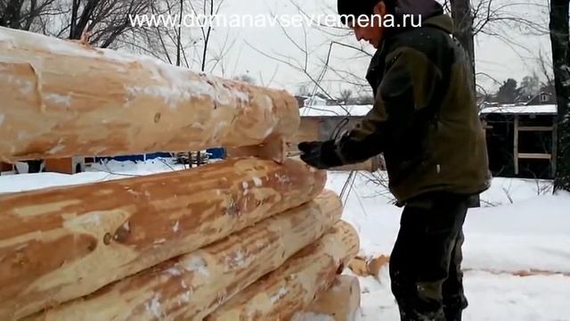 Сруб ручной рубки. Причерчивание бревна плотницкой чертой.