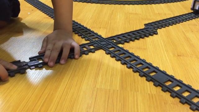 Мир игрушек. Самые крутые поезда Молния с динозавром. Железная дорога молния.