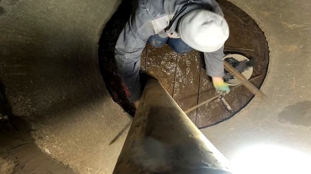 ? Бетонирую дно кессона,а заодно и скважину.