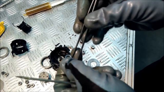 Смазка редуктора шуруповерта DeWALT DCD734 14.4V Cordless drill-driver gear greasing