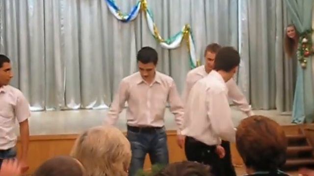 Мальчики старшеклассники исполняют Новогодний танец УВК им. В. Г. Короленко.