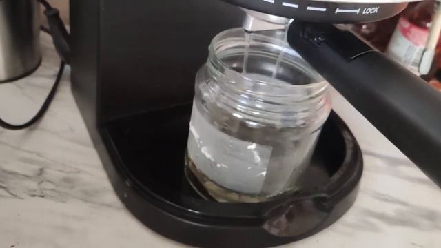 Чистка рожковой кофеварки Holt с помощью соды