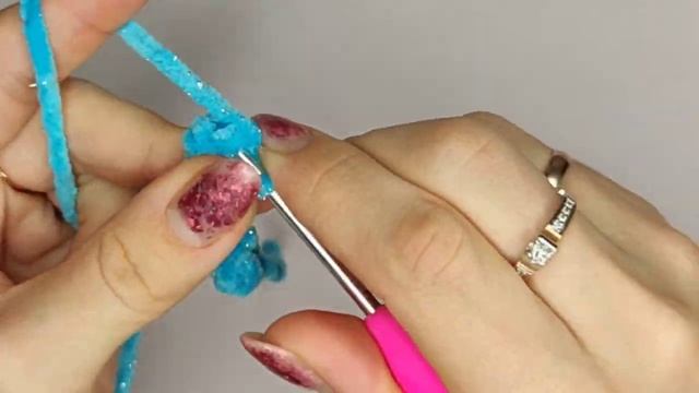 Плюшевый гном крючком за 30 минут из остатков пряжи. Новогодний декор Описание вязания гномика.