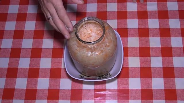 Как правильно квасить капусту в банке  Вкусная и хрустящая капуста