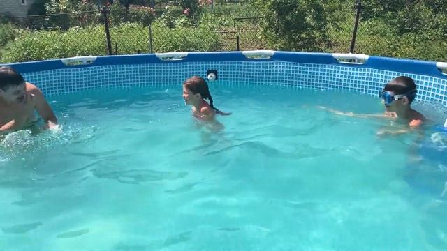 Бассейн для детей интекс. Аквапарк на даче. Игры в бассейне. Прыжки в воду.