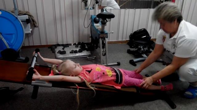 Доска Евминова, первые занятия Златы при сколиозе левостороннем. 3 ст.Часть 2