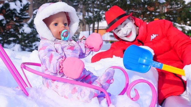 Видео игры как мама. БЕБИ БОН на прогулке! Ищем Замок в снегу! Baby born в видео куклы для девочек