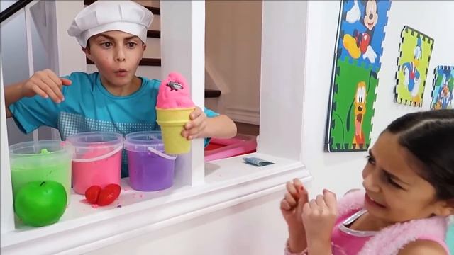 Хайди и Зидан притворяются, что продают игрушки из песочного мороженого для детей