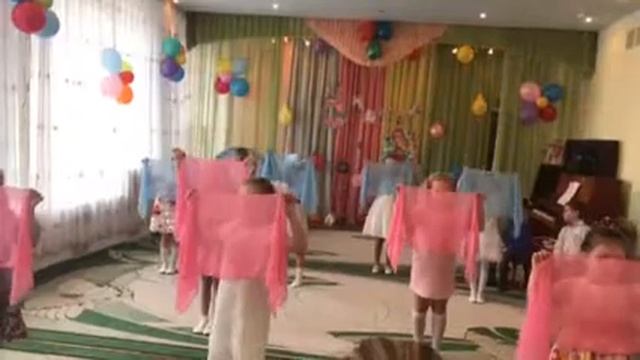 Танец с шарфами "Мамины глаза" д.с. №7 Светлый