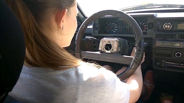 Марго, первый раз за рулем. Учимся водить.