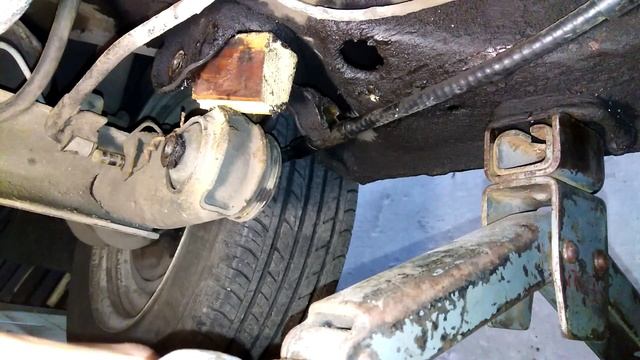 Замена сайлентблоков задней балки на ВАЗ 2108-15. Без балды и матов..mp4