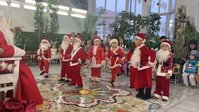 Танец маленьких Санта клаусов
