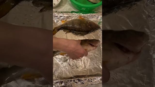 Обалденный и очень простой способ приготовления окуня в духовке, в чешуе