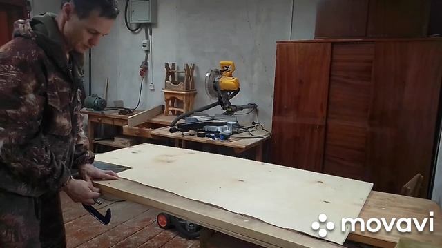 Выравниваем край щита прямой кромочный фрезой