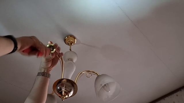 Как заменить патрон в люстре своими руками за 25 рублей