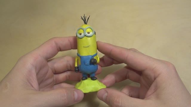 Миньон из мультфильма Гадкий Я.