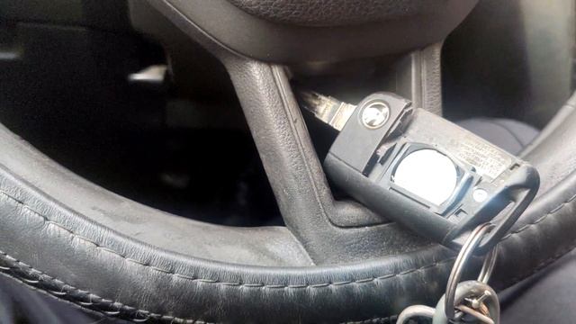 Замена батарейки в ключе Skoda Octavia A7 (как открыть крышку брелка,как открыть саму машину)