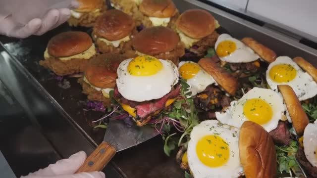 Уникальные бургеры!! Японский куриный бургер и чизбургер со стейком - корейская уличная еда