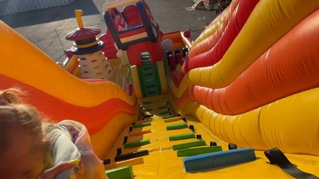 Горки и батуты./ Развлечение для детей./ Мама залезла на детскую горку.