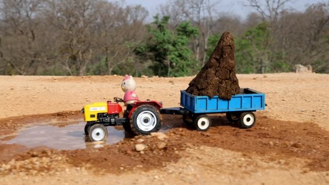 Экскаватор грузит глину в микромашинки