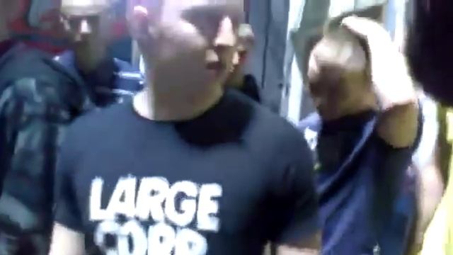 Скинхеды дают задний от КАВКАЗЦЕВ