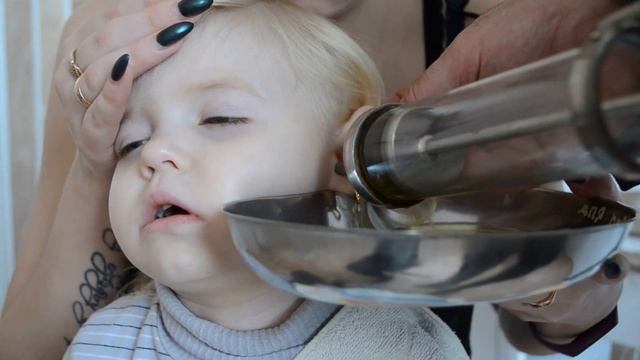 Промывание уха у детей. Как удалить серную пробку у ребёнка.