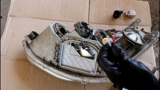 Toyota Caldina 2003 Тойота Калдина 2,0 Замена патронов лампы фары ксенон