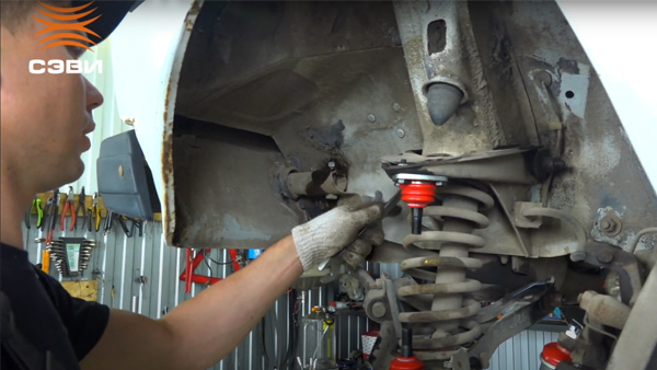 Замена шаровых опор, шарниров рычагов и подушек стабилизатора на а/м ВАЗ 2107