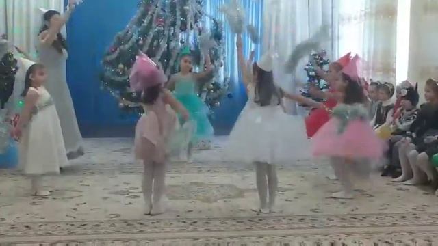 Танец феечек на новогоднем утреннике (старшая группа)