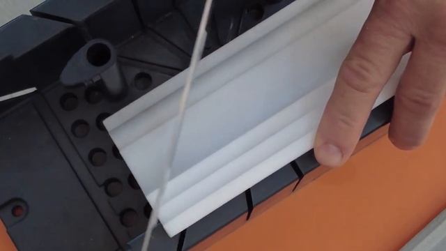 Как научиться резать потолочный плинтус за 7 минут !