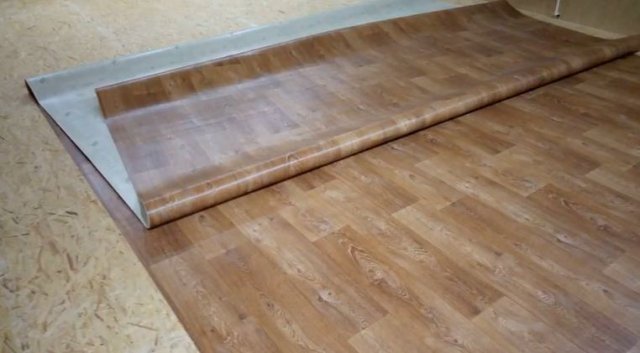 Ровная стыковка двух частей линолеума при настиле его на большую площадь