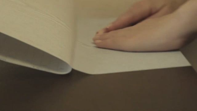 Бюджетно обновляем старый стол на кухне. Восстанавливаем старый стол с помощью самоклеящейся пленки