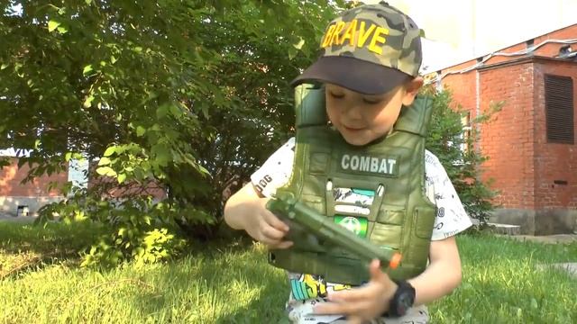 Макс открывает военный набор и оружие игрушки для мальчиков Видео для детей