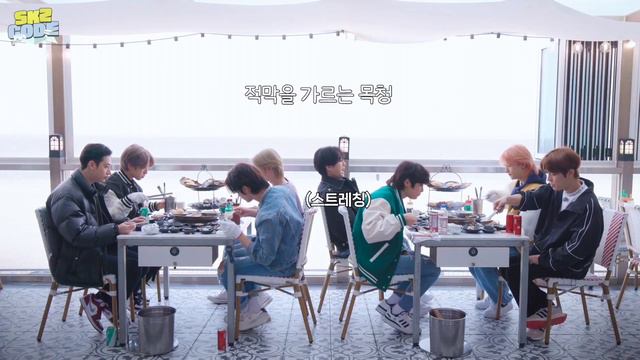 Смешная озвучка. Минхо скормил салфетками всех мемберов. Стрей кидс.