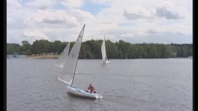 Как яхта с помощью ветра передвигается по воде