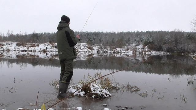 Как  ловить на МОРМЫШКУ спиннингом!!!