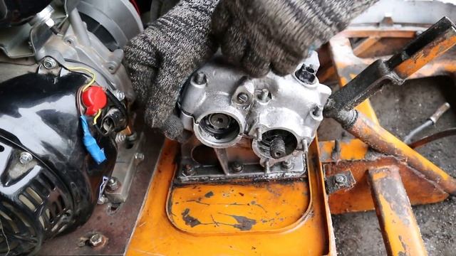 Вскрыли крышку коробки передач на снегоходе буран для проверки включения скоростей