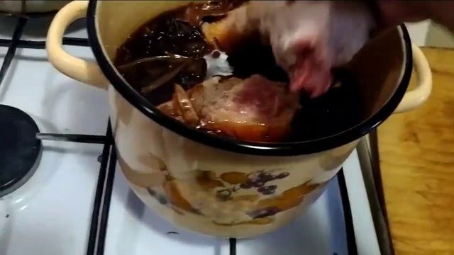 Варим сало в луковой шелухе.