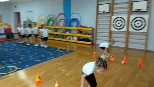 Физическая культура в детском саду. Эстафета, обручи, конусы. Старшая группа.