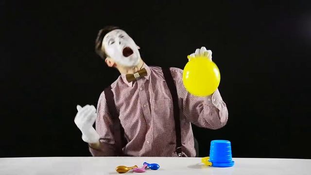 Смешной клоун мим